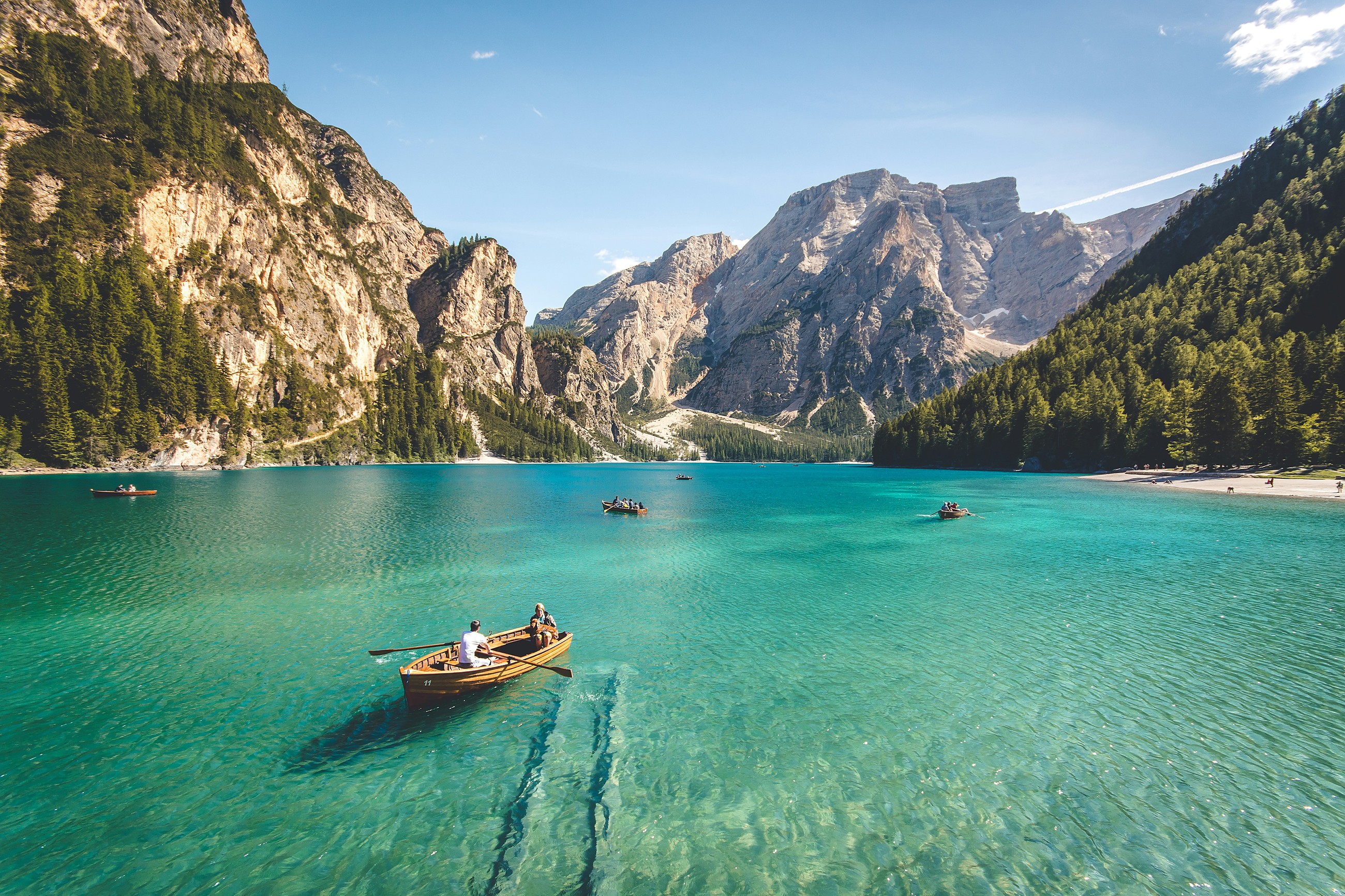 Botes de madera en el Lago di Braies, con las montañas de los Dolomitas de fondo